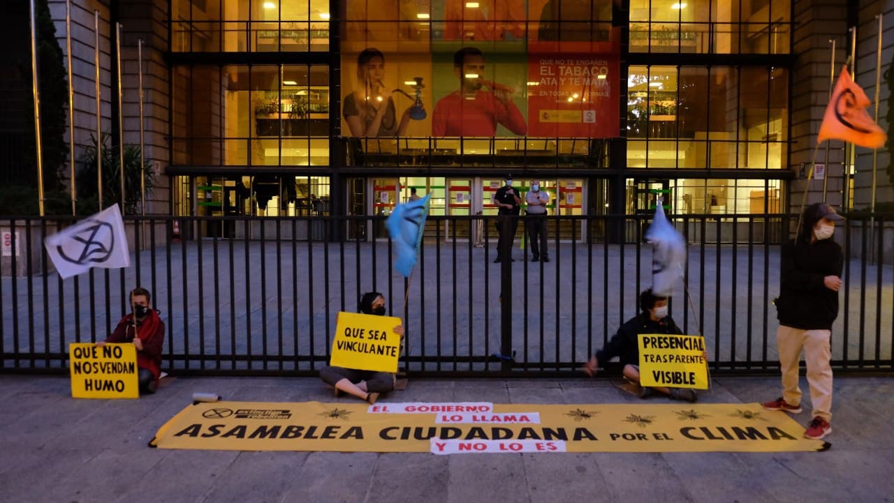 Rebeldes de XR encadenadas frente al Ministerio de Derechos Sociales y Agenda 2030. Foto: Ema Catté