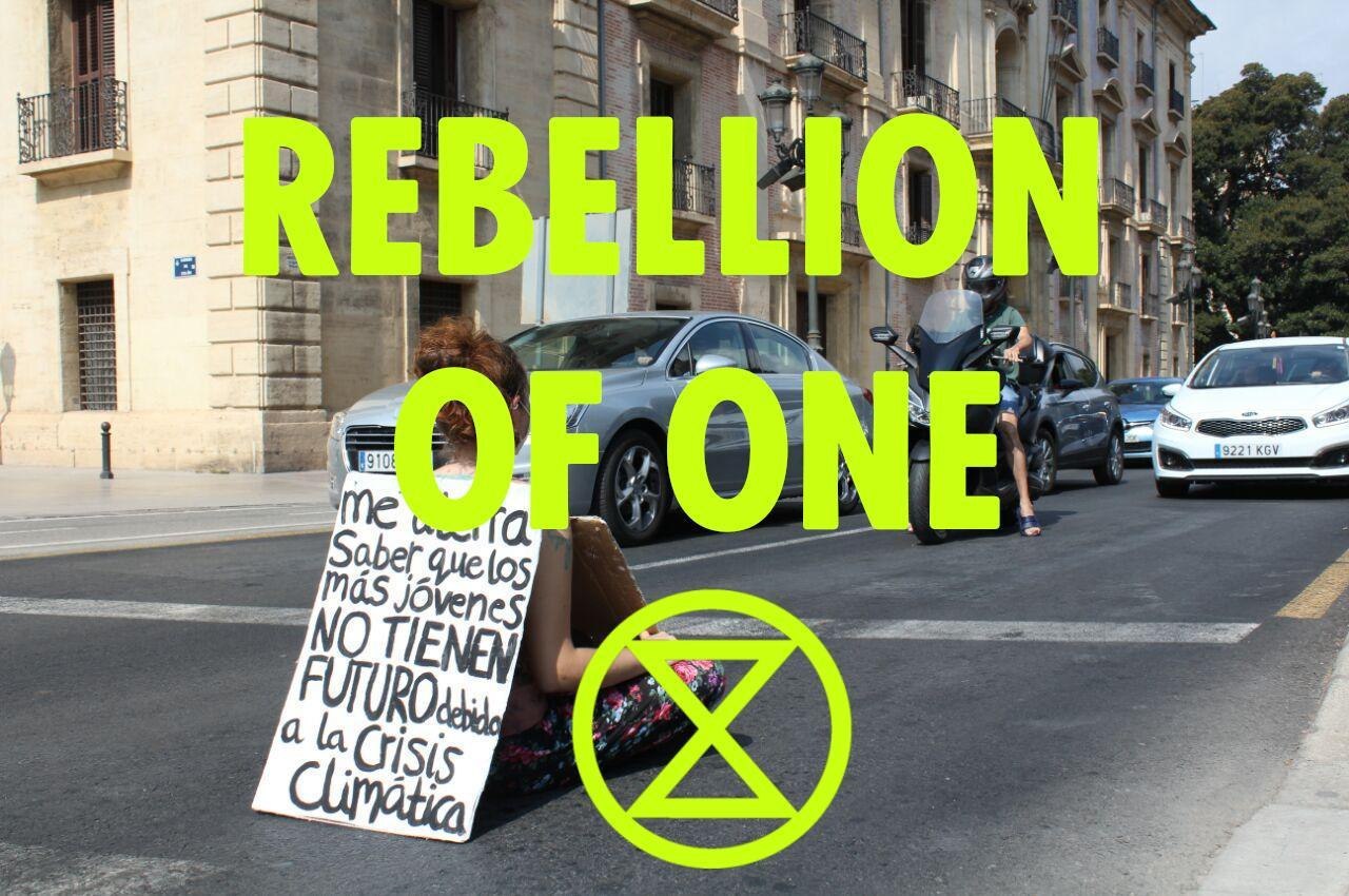 Rebeldes de XR encadenadas frente al Ministerio de Derechos Sociales y Agenda 2030. Foto: Ema Catté