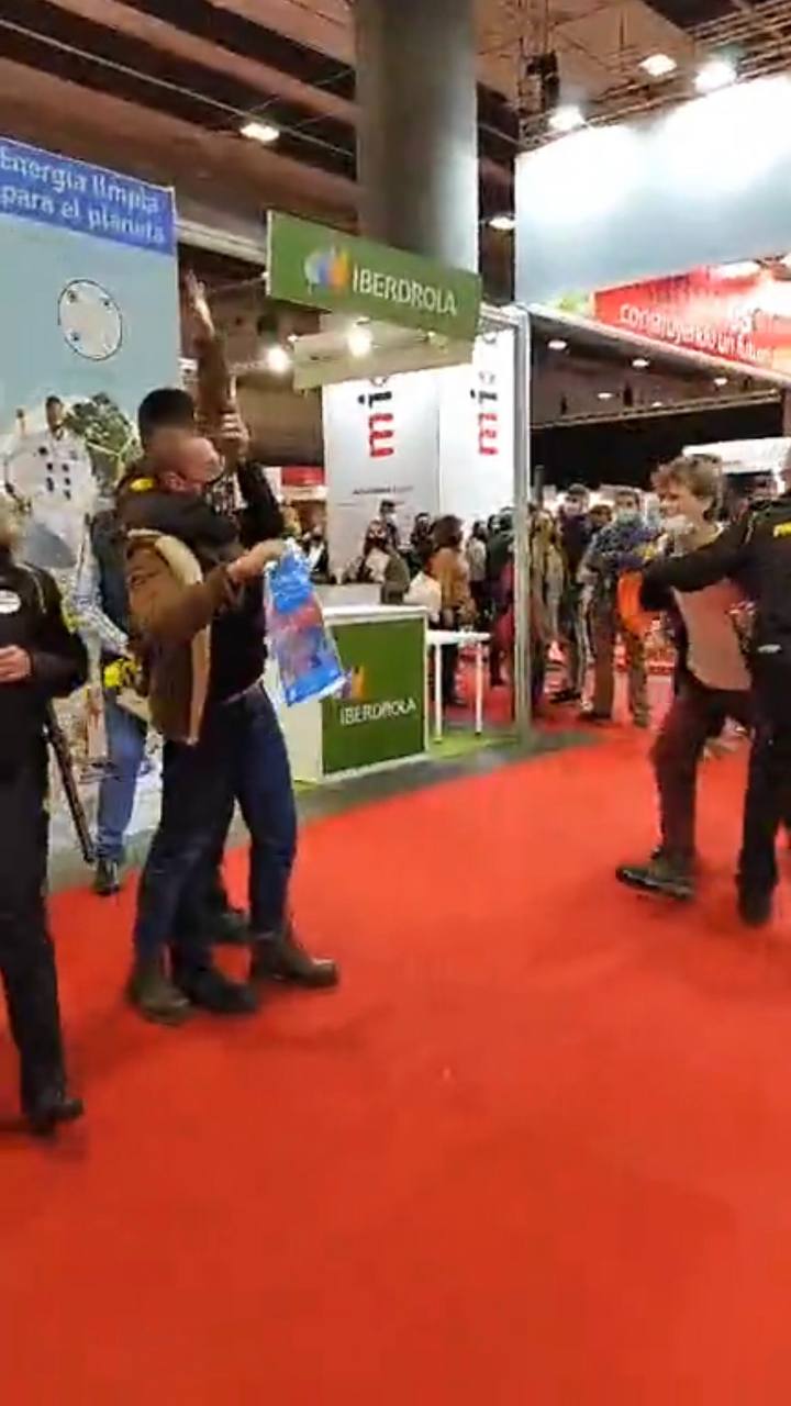 Momento en el que los activistas de Rebelión Científica boicotean el stand de Iberdrola